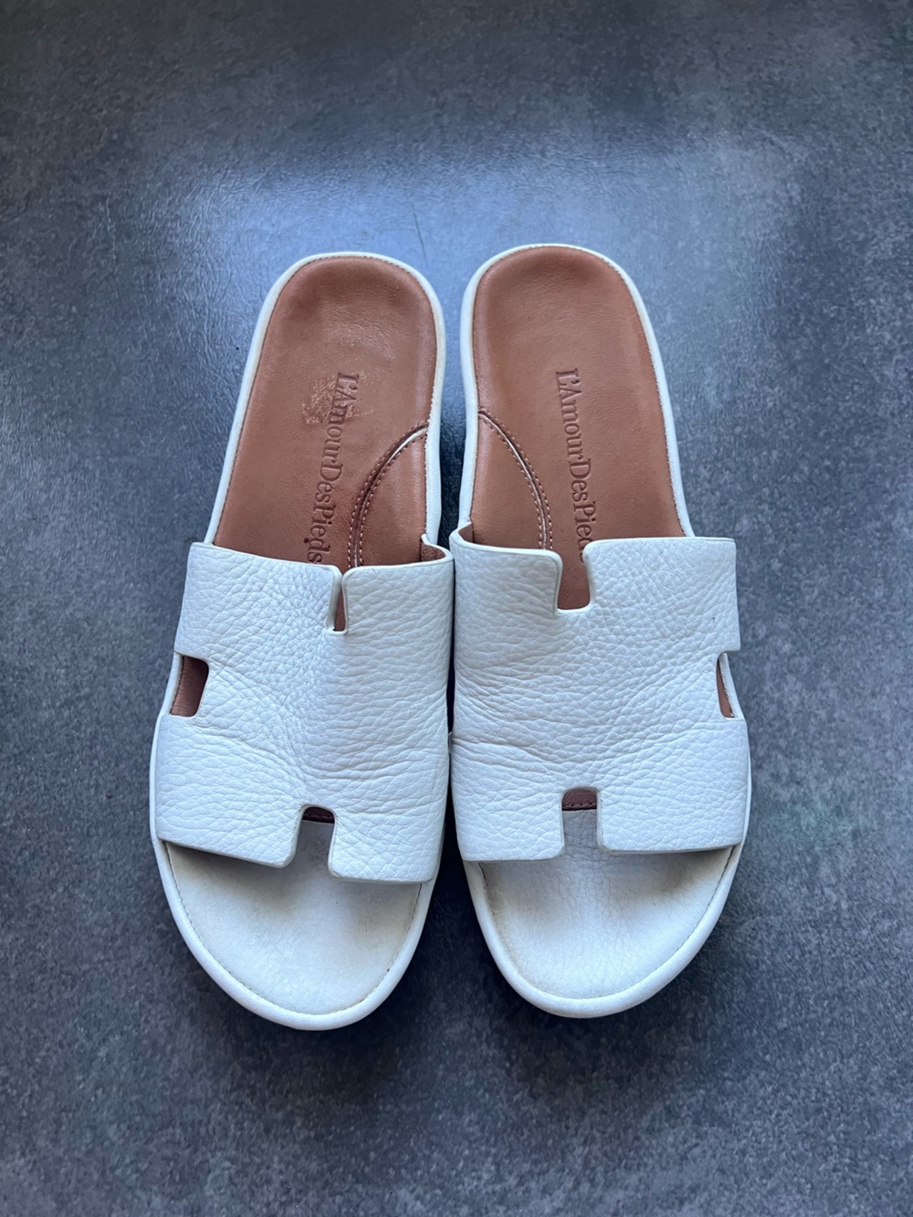 L'Amour Des Pieds Catiana slide sandals in white leather, size 9
